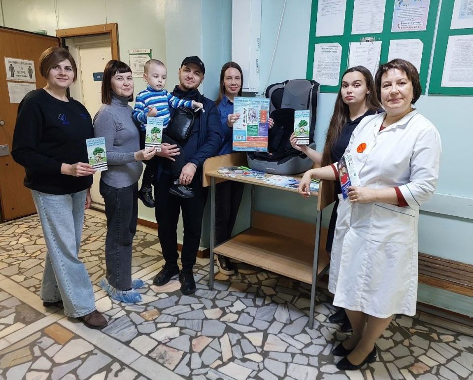 В ходе проведения мероприятия сотрудники Госавтоинспекции и Дирекции безопасности дорожного движения рассказали детям и их родителям о видах детских удерживающих устройств, способах крепления и установке их в салоне...