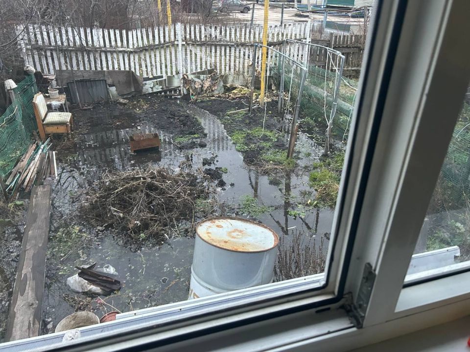В Баратаевке вода из водопроводного колодца топит огород и подвал частного дома