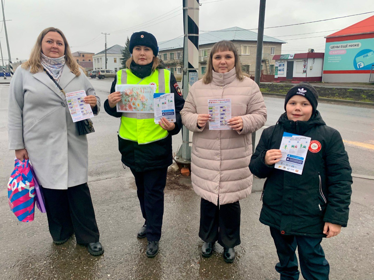 Сотрудники Госавтоинспекции напомнили о роли матери, которая неоценима в своевременном привитии детям навыков безопасного поведения на дороге Сотрудники Госавтоинспекции напомнили о роли матери, которая неоценима в своевременном привитии детям навыков безопасного поведения на дороге