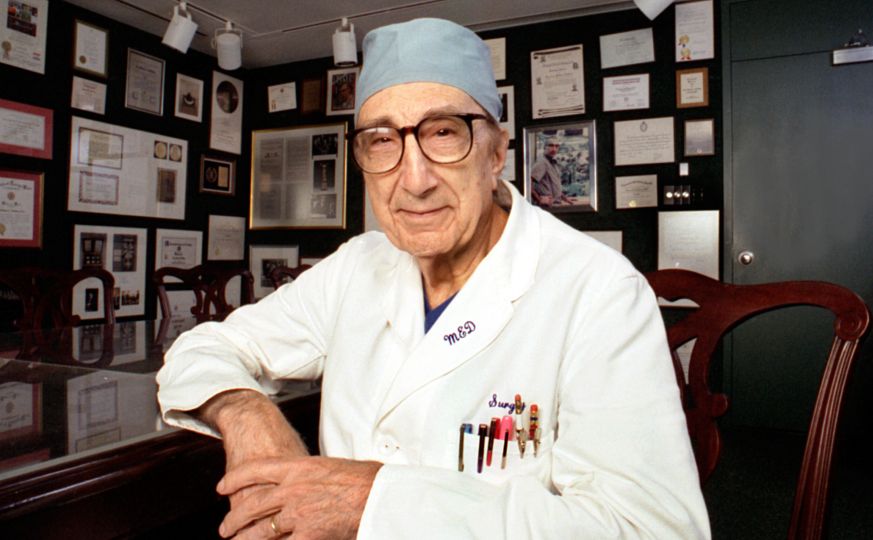 Как рацион питания и оптимизм влияют на долголетие: советы кардиохирурга Дебейки