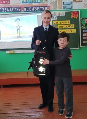 В завершение мероприятия участники мастер-класса сделали фотографию на память с изготовленными световозвращающими элементами и пообещали всегда соблюдать Правила дорожного движения