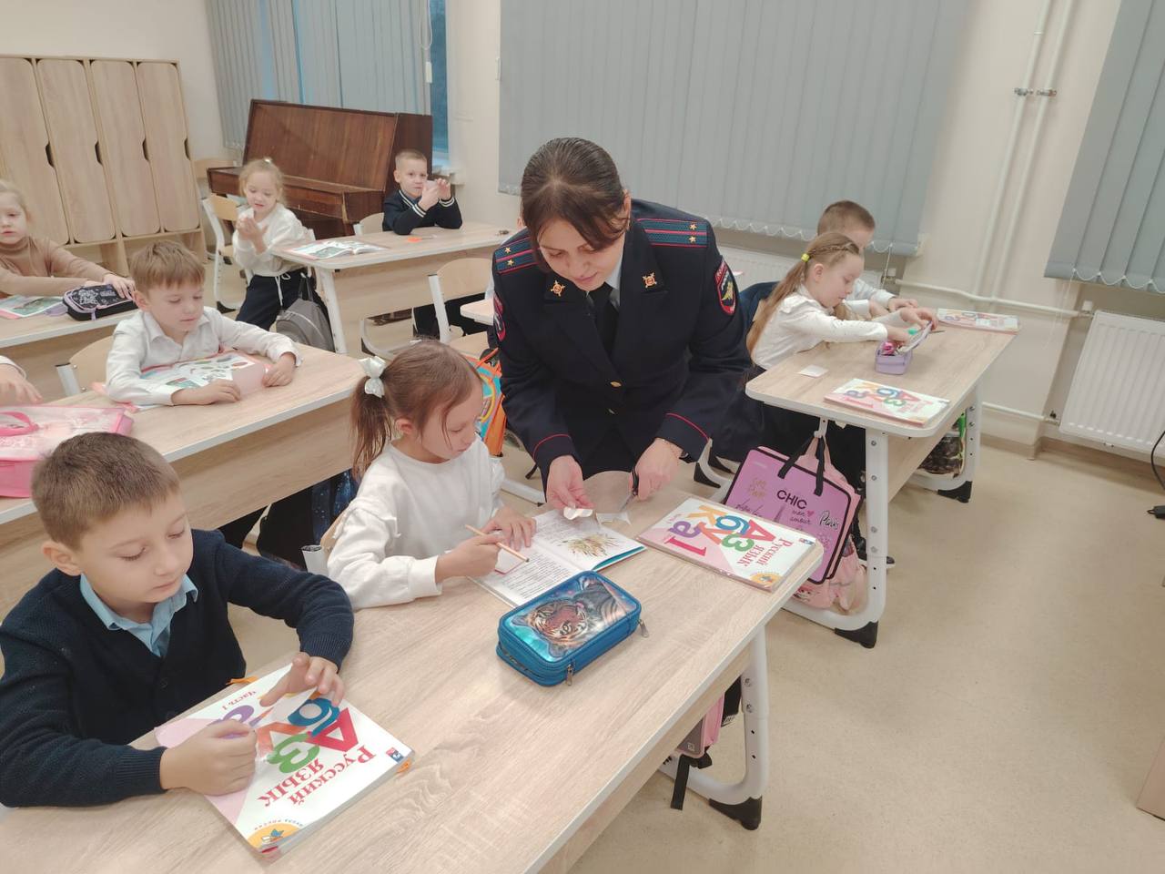 В завершение мероприятия участники мастер-класса сделали фотографию на память с изготовленными световозвращающими элементами и пообещали всегда соблюдать Правила дорожного движения В завершение мероприятия участники мастер-класса сделали фотографию на память с изготовленными световозвращающими элементами и пообещали всегда соблюдать Правила дорожного движения