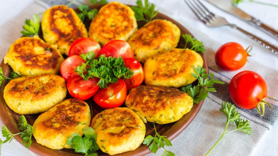 Эти пикантные оладьи затмят любые закуски: добавьте всего один ингредиент
