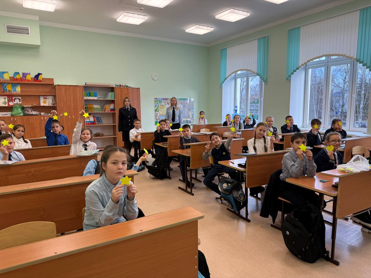 На мастер-классе ребята совместно с дорожными полицейскими при помощи ножниц и световозвращающей бумаги изготовили разнообразные наклейки, которые дети прикрепили к верхней одежде, головным уборам и рюкзакам На мастер-классе ребята совместно с дорожными полицейскими при помощи ножниц и световозвращающей бумаги изготовили разнообразные наклейки, которые дети прикрепили к верхней одежде, головным уборам и рюкзакам