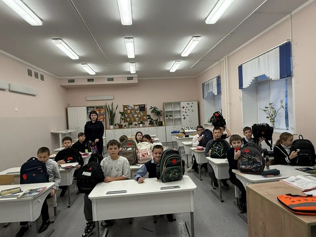 В завершение мероприятия участники мастер-класса сделали фотографию на память с изготовленными световозвращающими элементами и пообещали всегда соблюдать Правила дорожного движения В завершение мероприятия участники мастер-класса сделали фотографию на память с изготовленными световозвращающими элементами и пообещали всегда соблюдать Правила дорожного движения