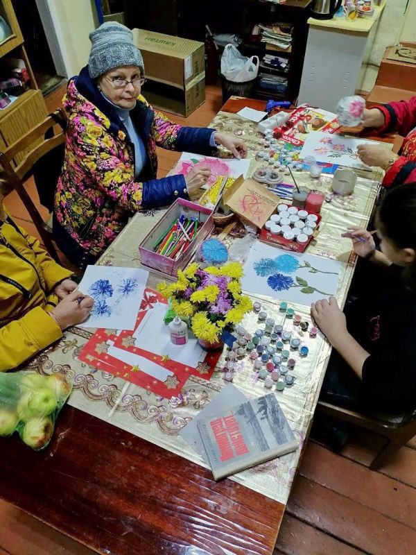 Председатель УИК №2910 Ульяновского района Людмила Майоровская организовала в Поникоключевском сельском клубе творческий мастер-класс по изготовлению открытки ко Дню матери