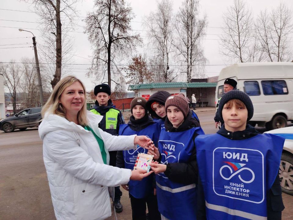 Каждой участнице поздравительной акции юные инспекторы движения подарили заранее подготовленные самодельные открытки