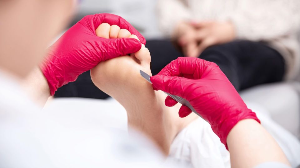 Мастер педикюра покрутит у виска: даже не вздумайте делать такой дизайн