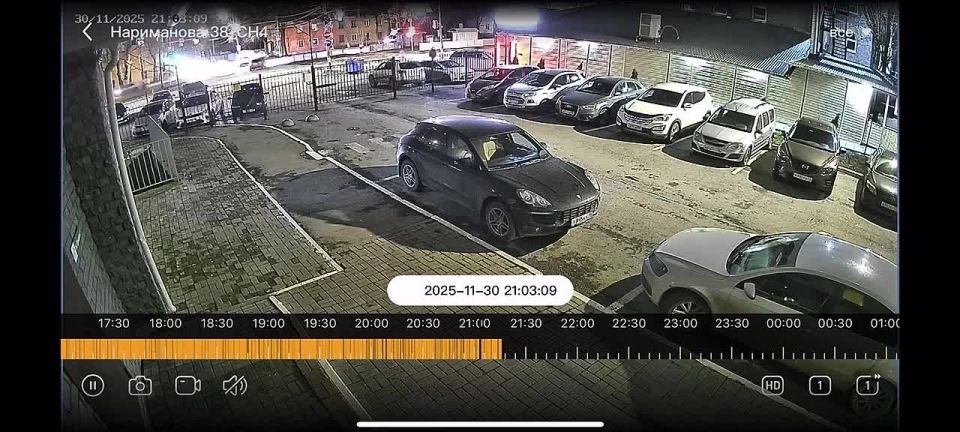 Мужчина на сером хетчбеке протаранил ворота у дома по адресу Нариманова, 38: водитель со всей скорости влетел в ворота, лобовое стекло разлетелось по асфальту, задев несколько автомобилей