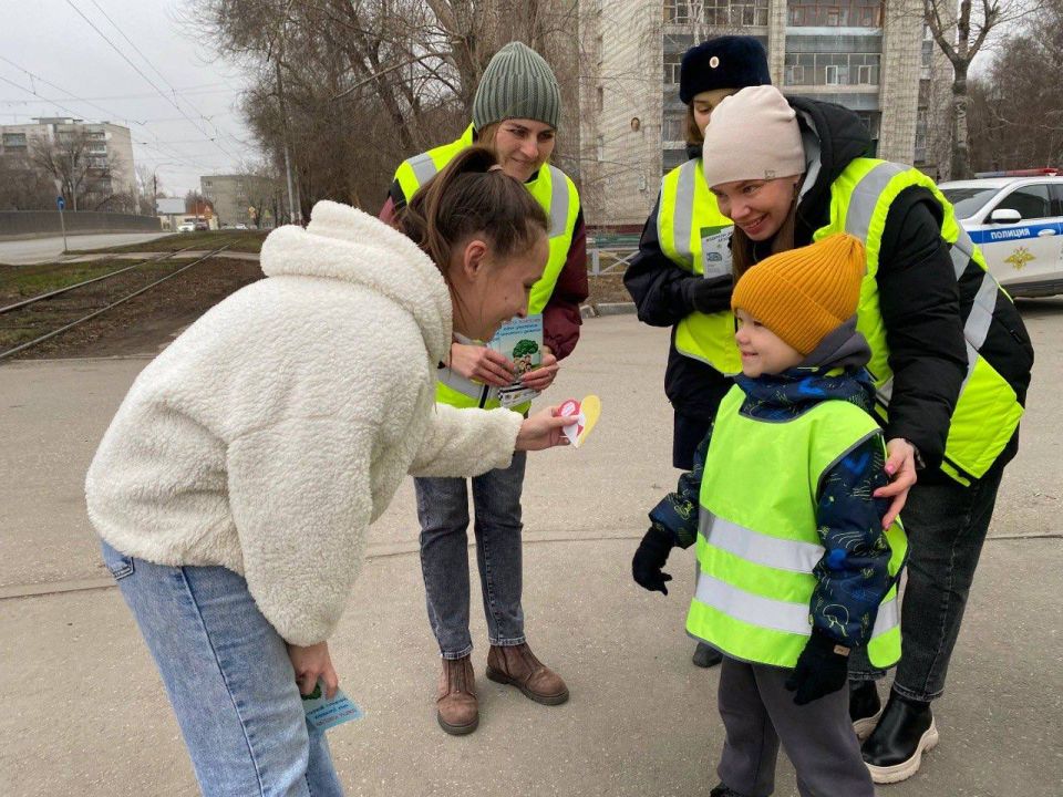 Эти открытки ребята вручали женщинам-водителям, которых в потоке машин останавливали автоинспекторы