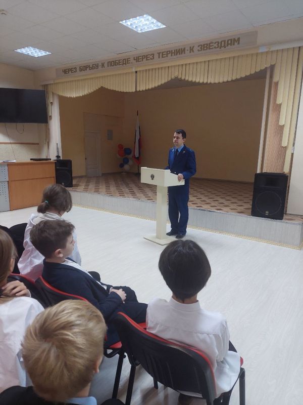 В рамках реализации мероприятий по правовому просвещению и правовому информированию старший помощник прокурора Заволжского района г. Ульяновска Ткаченко А.А. встретился с учащимися МБОУ «Гимназия № 44 имени Деева В.Н.»