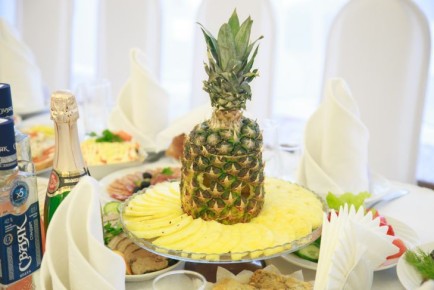 Где опытные хозяйки используют жидкость из банок с консервами: новое применение