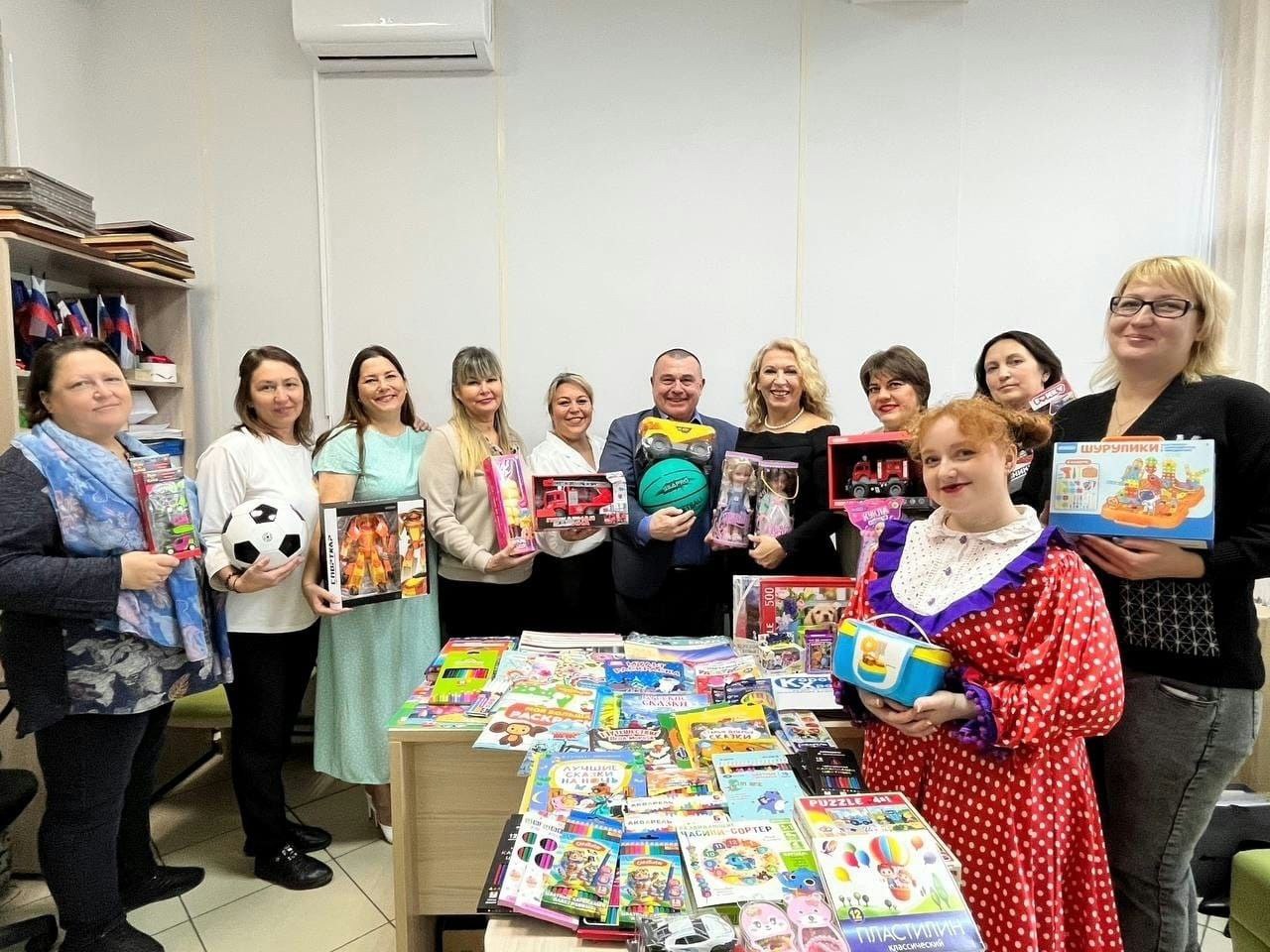 Парламентарии Ульяновской Городской Думы передали маленьким пациентам «коробки храбрости» Парламентарии Ульяновской Городской Думы передали маленьким пациентам «коробки храбрости»