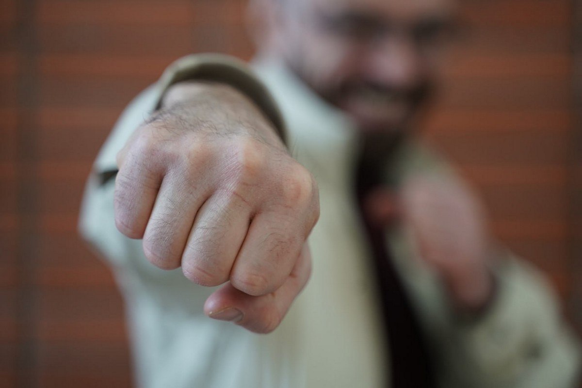 В Ульяновске пьяный гость не хотел уходить из чужой квартиры и избил хозяйку