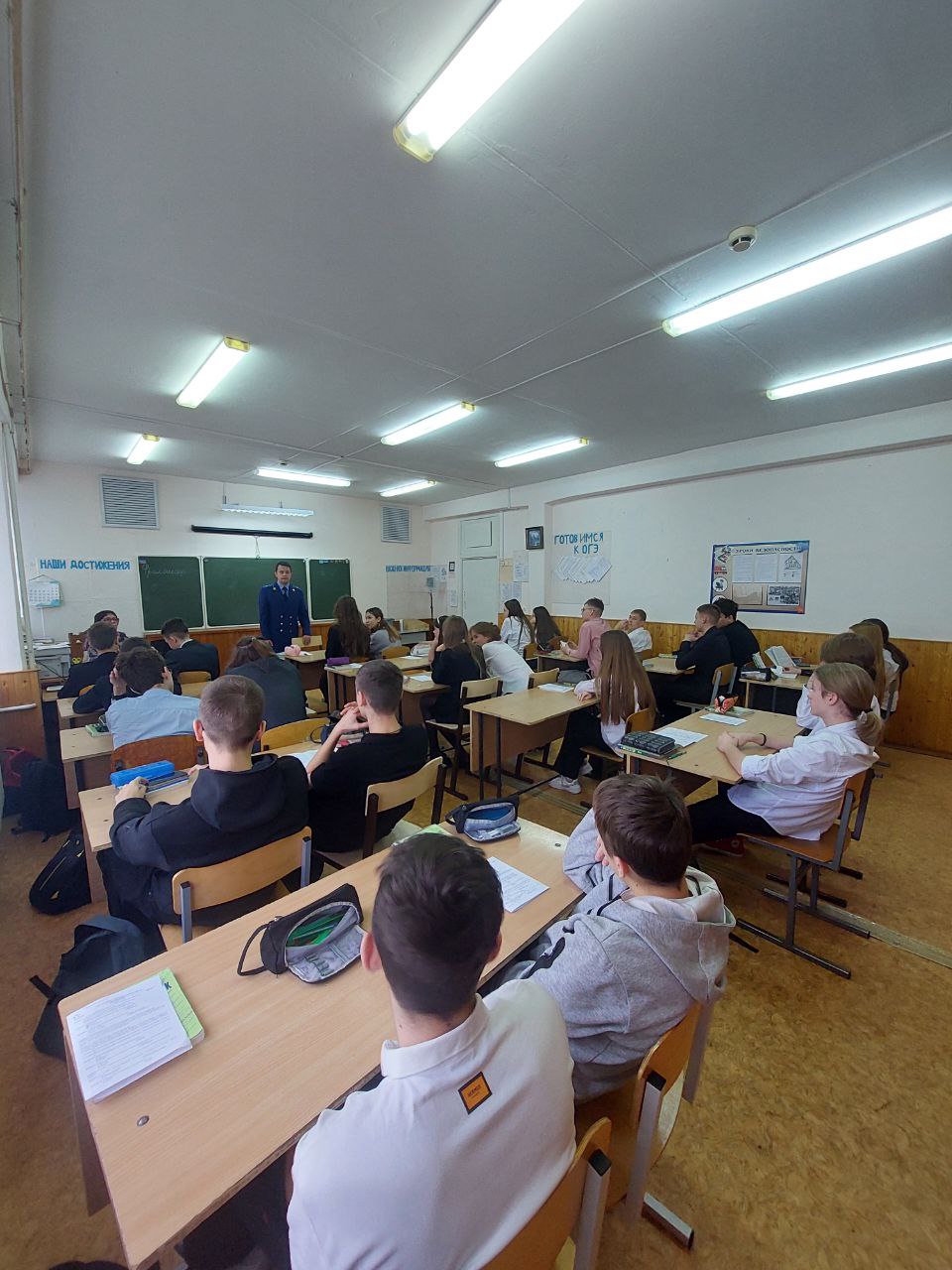 В рамках реализации мероприятий по правовому просвещению и правовому информированию старший помощник прокурора Заволжского района г. Ульяновска Ткаченко А.А. встретился с учащимися МБОУ «Средняя школа № 22 имени Василия... В рамках реализации мероприятий по правовому просвещению и правовому информированию старший помощник прокурора Заволжского района г. Ульяновска Ткаченко А.А. встретился с учащимися МБОУ «Средняя школа № 22 имени Василия...