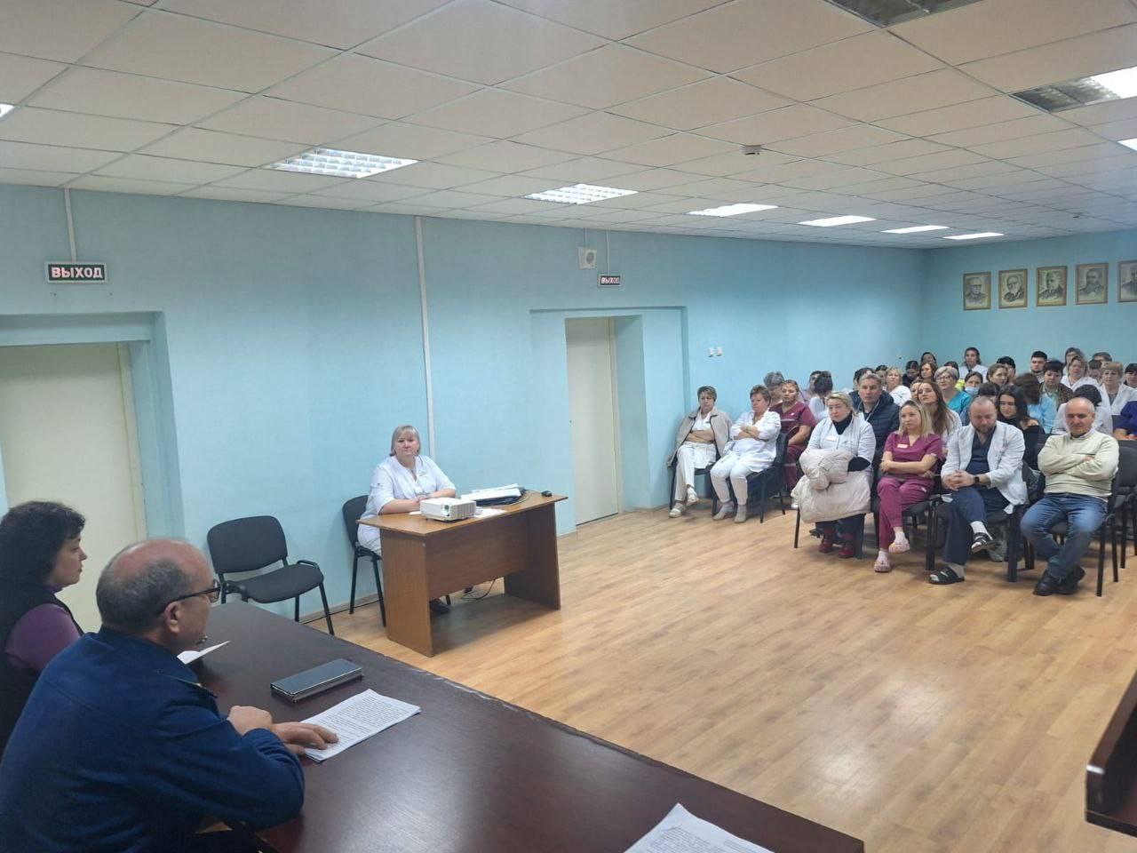 В преддверии Международного дня борьбы с коррупцией в рамках реализации мероприятий по правовому просвещению и правовому информированию прокурор Чердаклинского района Грудкин Н.Н. встретился с коллективом ГУЗ "Чердаклинская... В преддверии Международного дня борьбы с коррупцией в рамках реализации мероприятий по правовому просвещению и правовому информированию прокурор Чердаклинского района Грудкин Н.Н. встретился с коллективом ГУЗ "Чердаклинская...