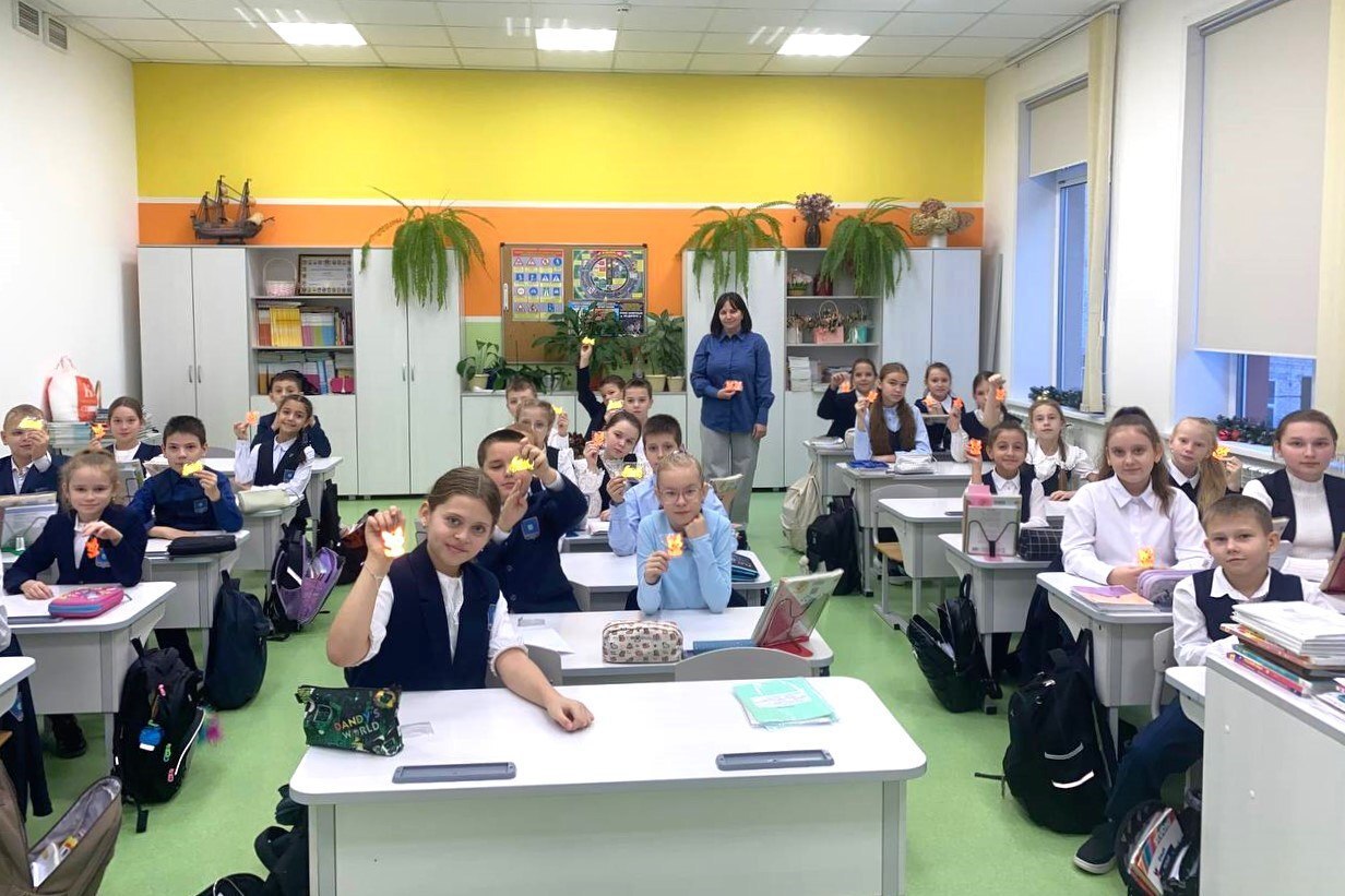 В Губернаторском лицее №100 города Ульяновска сотрудники Дирекции безопасности дорожного движения совместно с педагогами Лаборатории Безопасности провели важные занятия, направленные на укрепление знаний школьников о... В Губернаторском лицее №100 города Ульяновска сотрудники Дирекции безопасности дорожного движения совместно с педагогами Лаборатории Безопасности провели важные занятия, направленные на укрепление знаний школьников о...