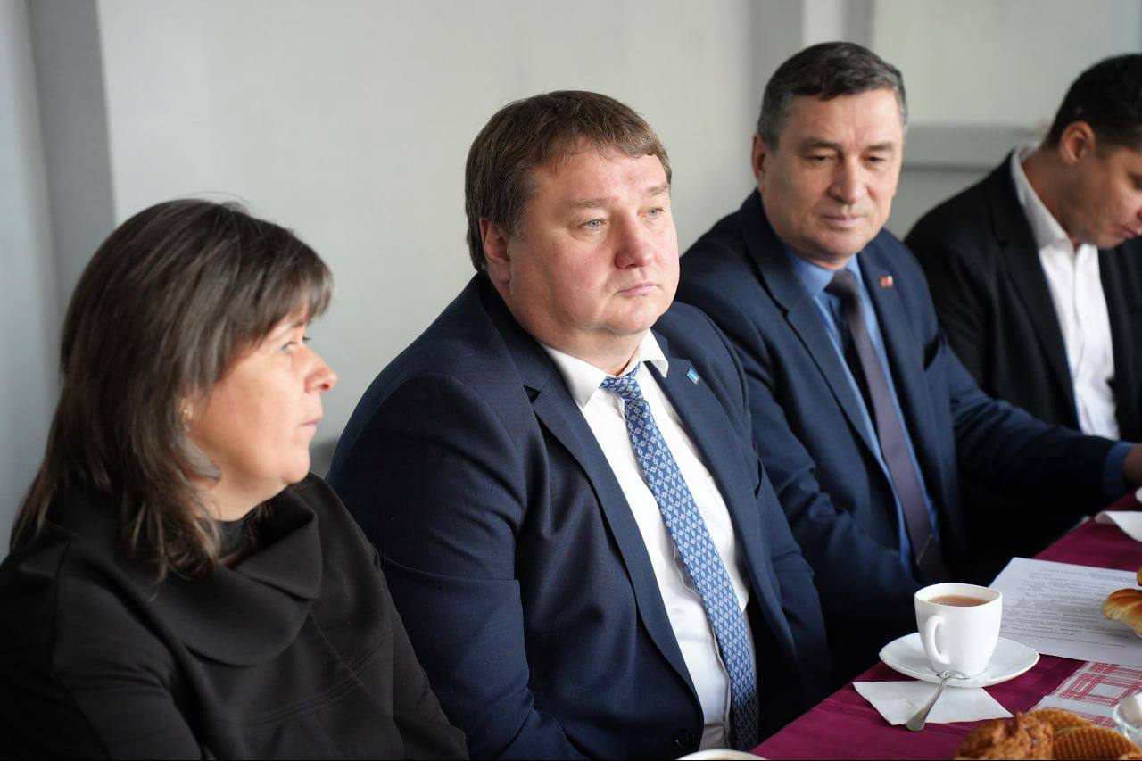 Александр Болдакин: В День Героев Отечества встретился с семьями погибших участников специальной военной операции Александр Болдакин: В День Героев Отечества встретился с семьями погибших участников специальной военной операции