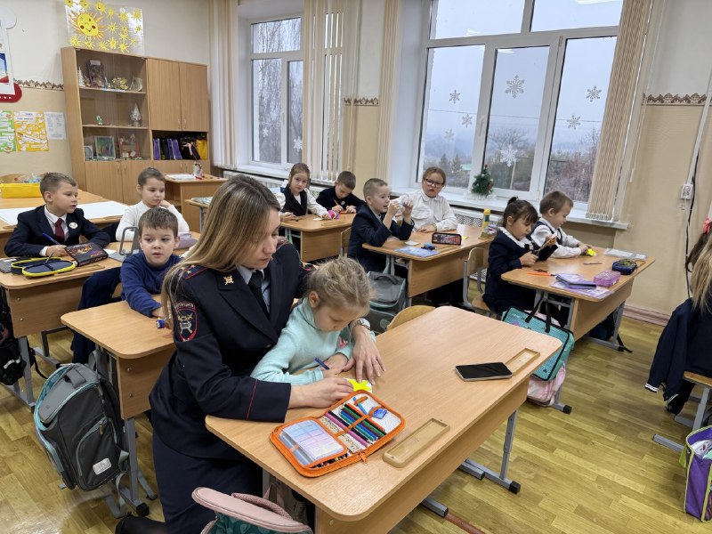 На мастер-классе ребята совместно с дорожными полицейскими при помощи ножниц и световозвращающей бумаги изготовили разнообразные наклейки, которые дети прикрепили к рюкзакам, верхней одежде и головным уборам На мастер-классе ребята совместно с дорожными полицейскими при помощи ножниц и световозвращающей бумаги изготовили разнообразные наклейки, которые дети прикрепили к рюкзакам, верхней одежде и головным уборам