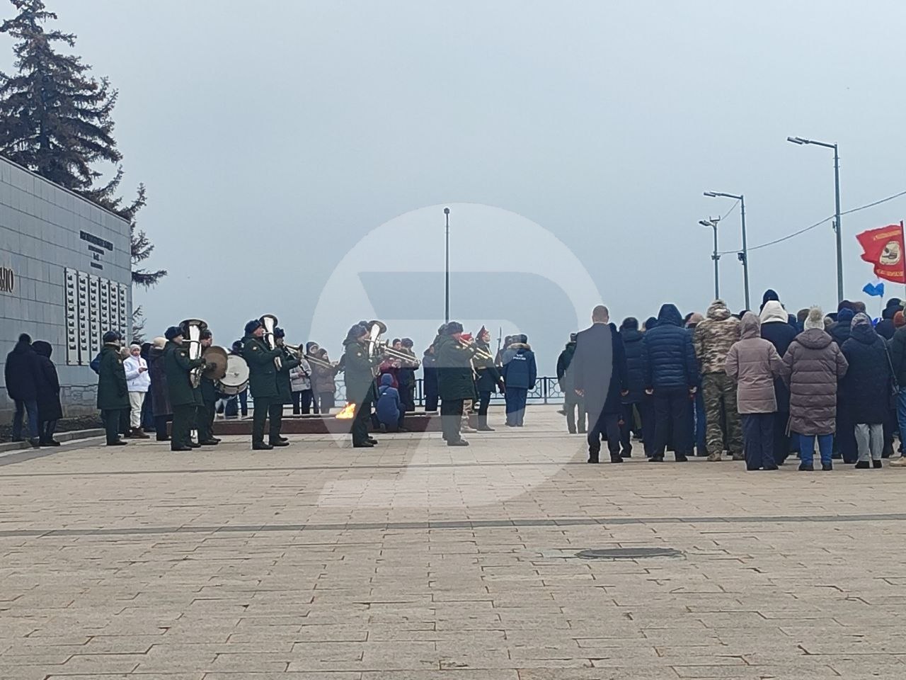 9 декабря, в День Героев Отечества, на площади 30-летия Победы собрались сотни ульяновцев — общественники, сотрудники правоохранительных органов, школьники и студенты — чтобы возложить цветы к Вечному огню и мемориалам... 9 декабря, в День Героев Отечества, на площади 30-летия Победы собрались сотни ульяновцев — общественники, сотрудники правоохранительных органов, школьники и студенты — чтобы возложить цветы к Вечному огню и мемориалам...