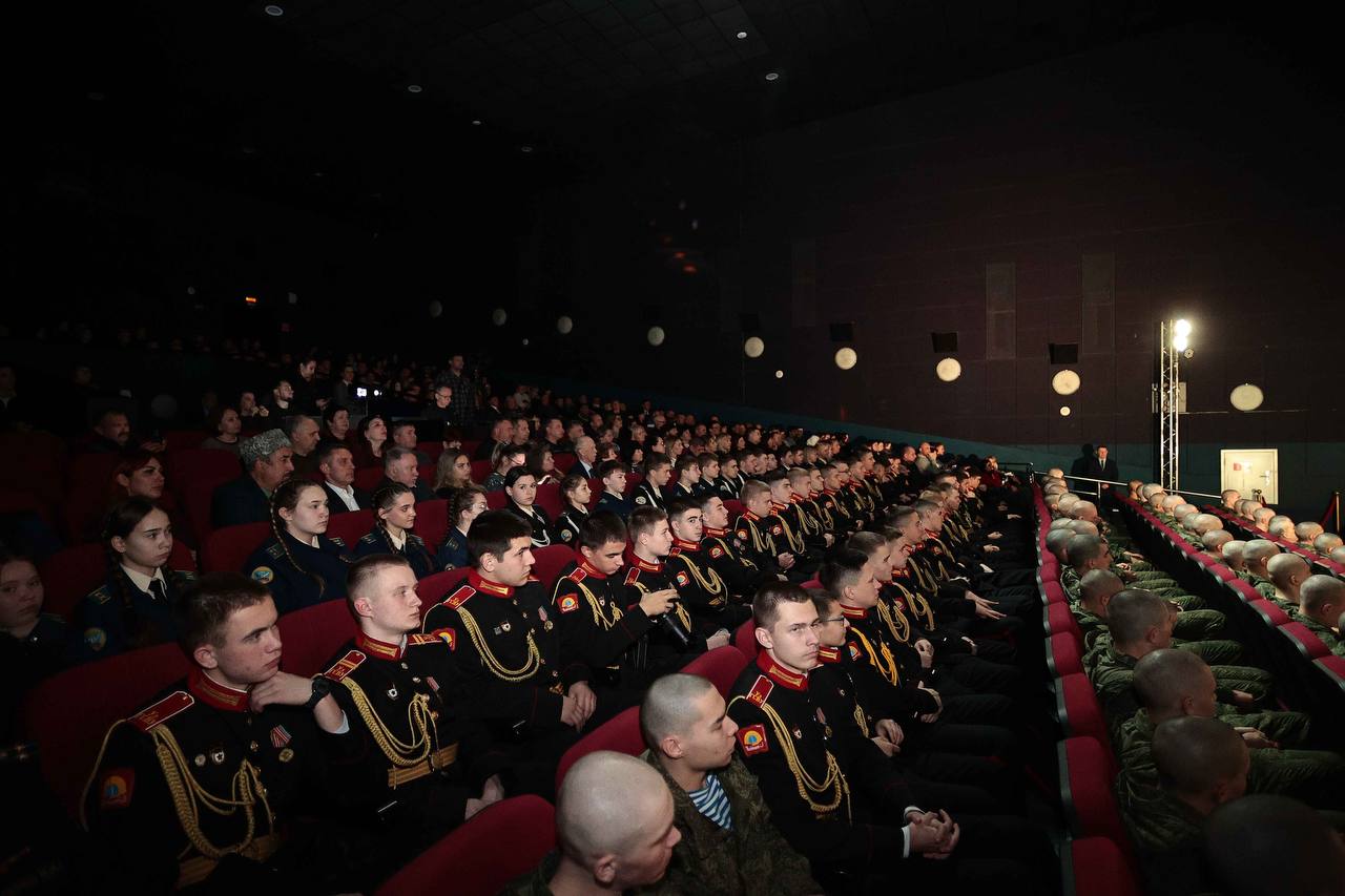 Алексей Русских: Непобедимые.. В День Героев Отечества в нашем регионе прошел премьерный показ документального фильма об ульяновских защитниках, которые сейчас выполняют задачи спецоперации Алексей Русских: Непобедимые.. В День Героев Отечества в нашем регионе прошел премьерный показ документального фильма об ульяновских защитниках, которые сейчас выполняют задачи спецоперации