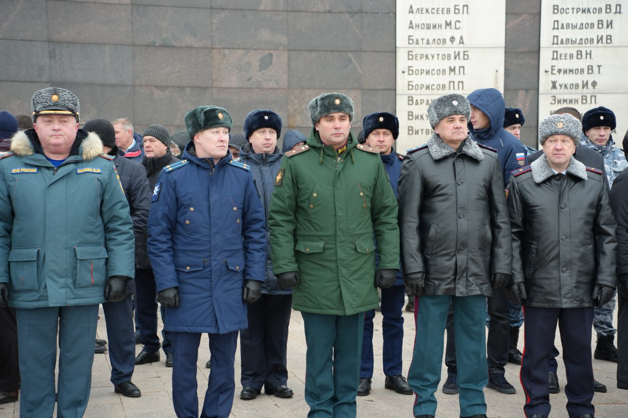 В День Героев Отечества заместитель руководителя следственного управления СК России по Ульяновской области почтил память защитников нашей страны В День Героев Отечества заместитель руководителя следственного управления СК России по Ульяновской области почтил память защитников нашей страны