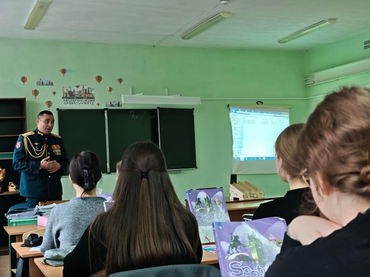 В школах Ульяновска проходят мероприятия ко Дню Героев Отечества В школах Ульяновска проходят мероприятия ко Дню Героев Отечества