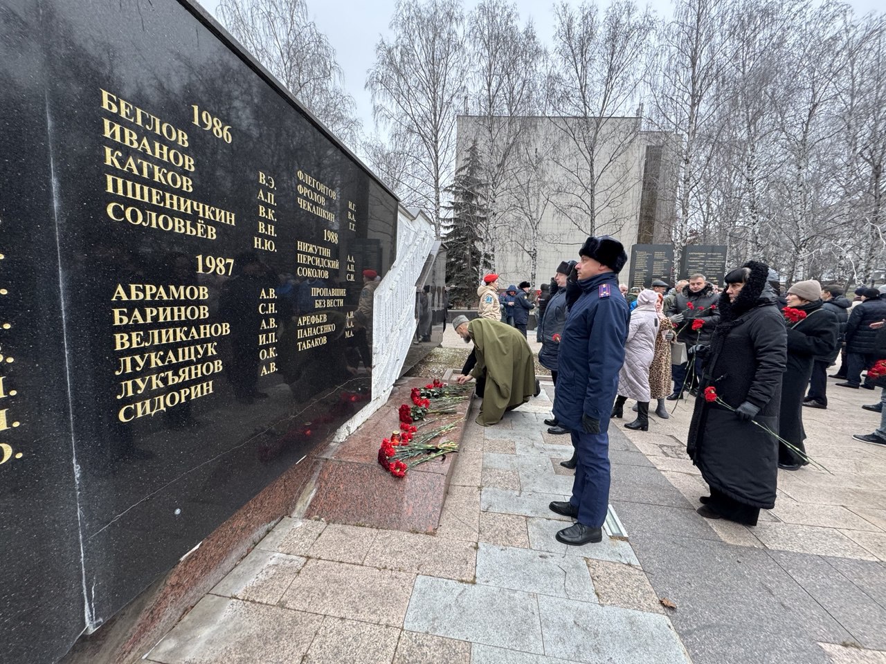 В День Героев Отечества заместитель руководителя следственного управления СК России по Ульяновской области почтил память защитников нашей страны В День Героев Отечества заместитель руководителя следственного управления СК России по Ульяновской области почтил память защитников нашей страны