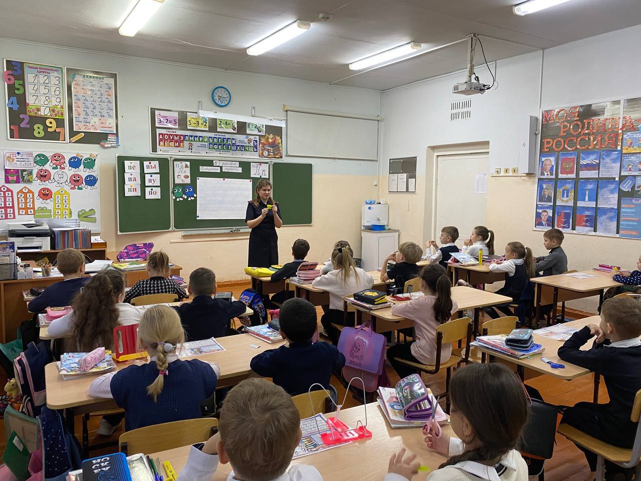 На мастер-классе ребята совместно с дорожными полицейскими при помощи ножниц и световозвращающей бумаги изготовили разнообразные наклейки, которые дети прикрепили к рюкзакам, верхней одежде и головным уборам На мастер-классе ребята совместно с дорожными полицейскими при помощи ножниц и световозвращающей бумаги изготовили разнообразные наклейки, которые дети прикрепили к рюкзакам, верхней одежде и головным уборам