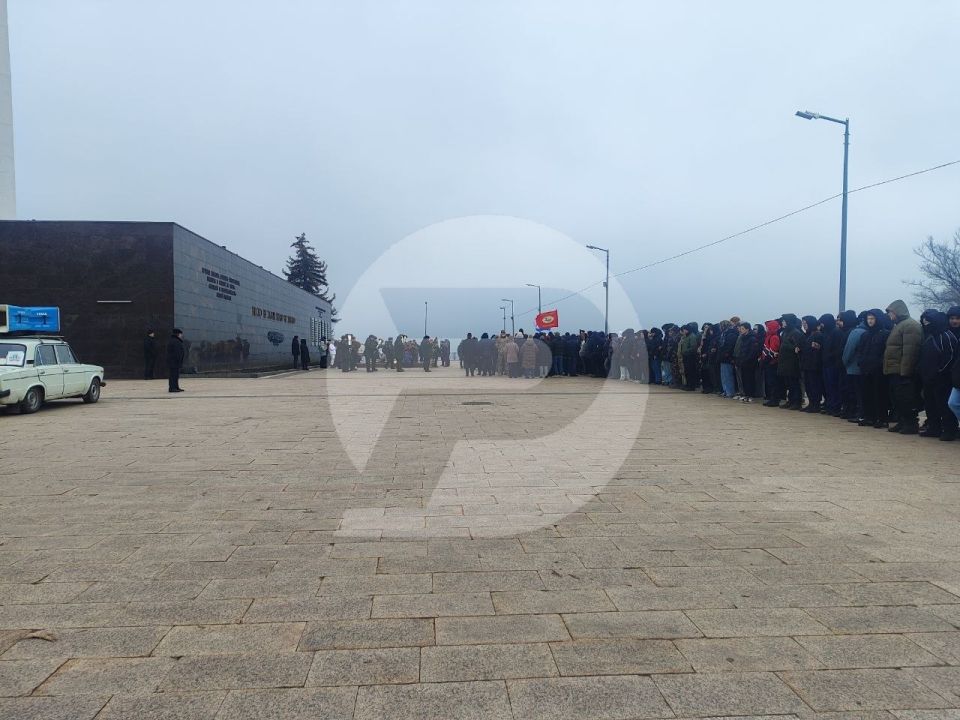 9 декабря, в День Героев Отечества, на площади 30-летия Победы собрались сотни ульяновцев — общественники, сотрудники правоохранительных органов, школьники и студенты — чтобы возложить цветы к Вечному огню и мемориалам...