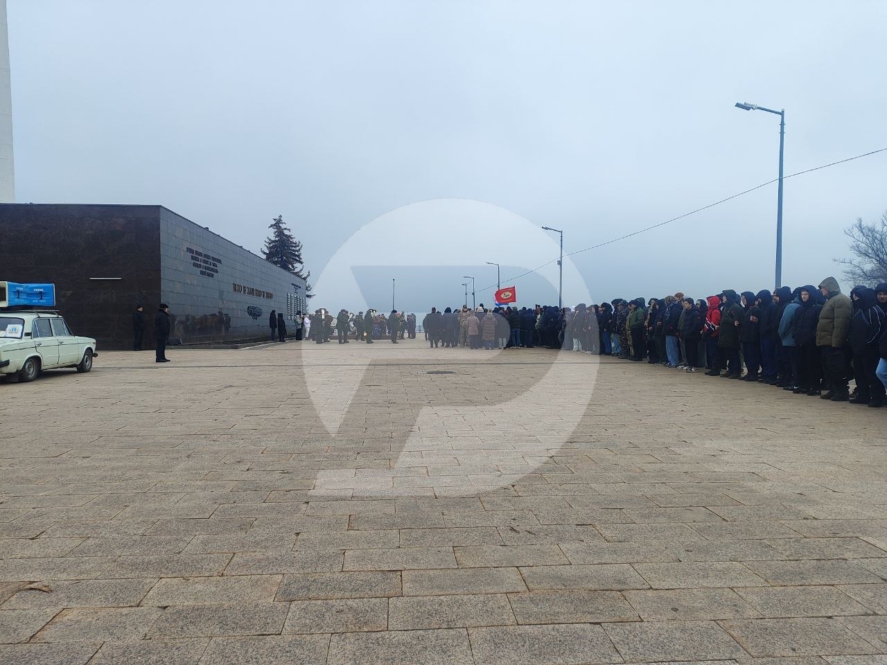 9 декабря, в День Героев Отечества, на площади 30-летия Победы собрались сотни ульяновцев — общественники, сотрудники правоохранительных органов, школьники и студенты — чтобы возложить цветы к Вечному огню и мемориалам...