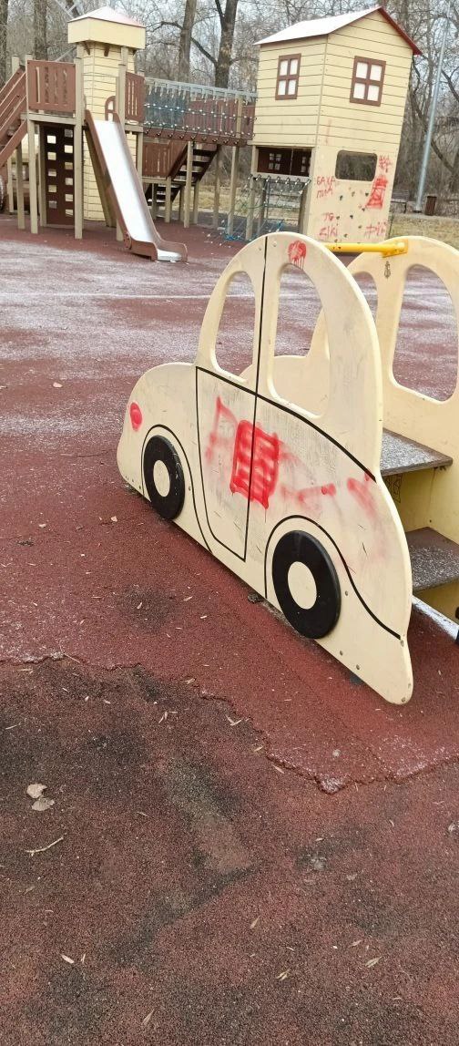 Ульяновский сквер возле ДК имени 1 Мая восстановят после действий вандалов Ульяновский сквер возле ДК имени 1 Мая восстановят после действий вандалов