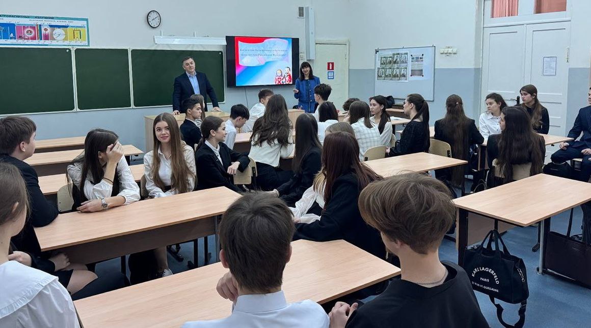 В преддверии Дня Главного Закона страны территориальная избирательная комиссия Ленинского района города Ульяновска провела со старшеклассниками Мариинской гимназии интеллектуальную игру «Конституция – твой ориентир»