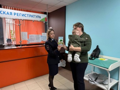 В ходе проведения мероприятия сотрудники Госавтоинспекции рассказали детям и их родителям о видах детских удерживающих устройств, способах крепления и установке их в салоне автомобиля