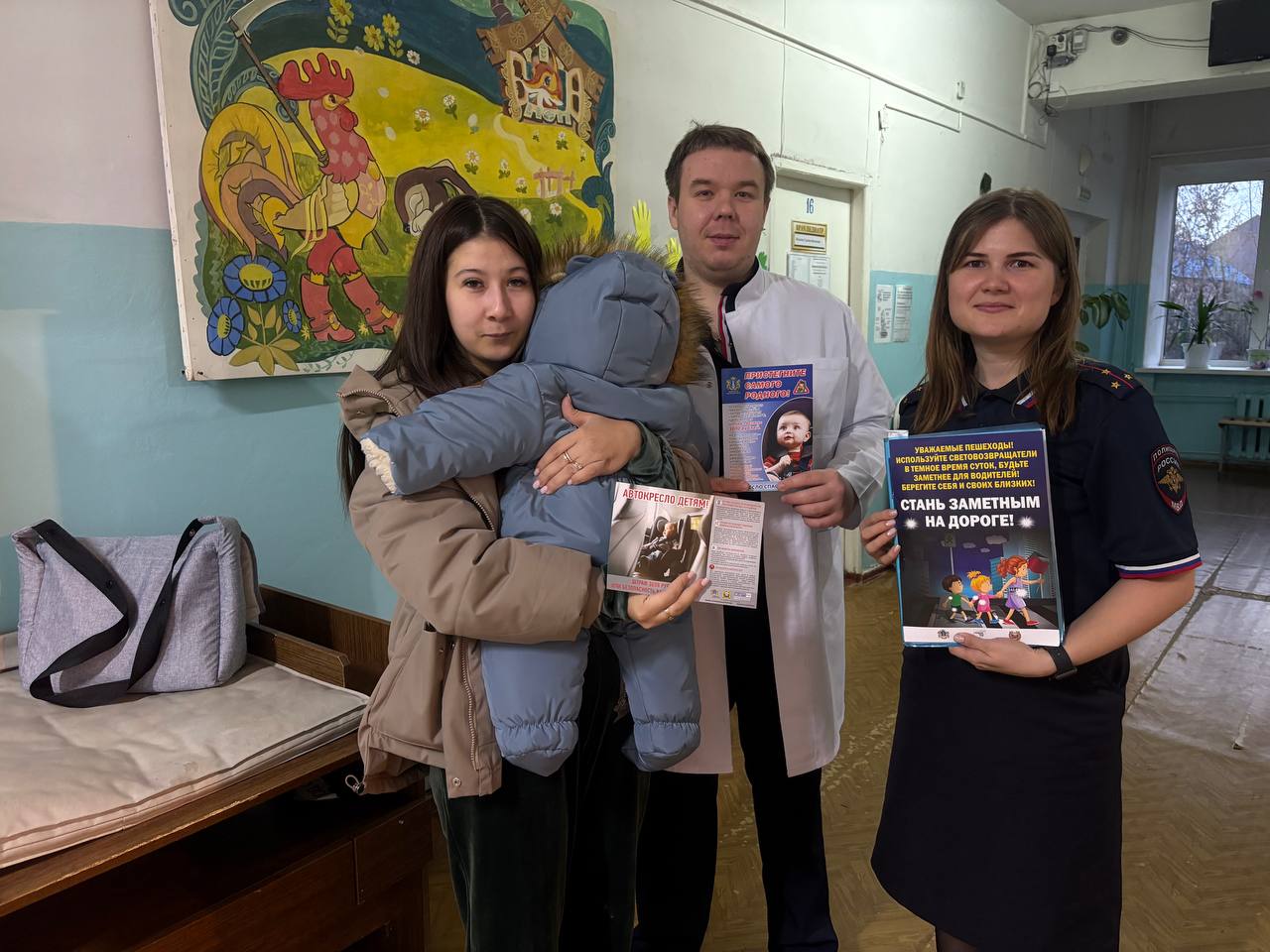 В ходе проведения мероприятия сотрудники Госавтоинспекции рассказали детям и их родителям о видах детских удерживающих устройств, способах крепления и установке их в салоне автомобиля В ходе проведения мероприятия сотрудники Госавтоинспекции рассказали детям и их родителям о видах детских удерживающих устройств, способах крепления и установке их в салоне автомобиля