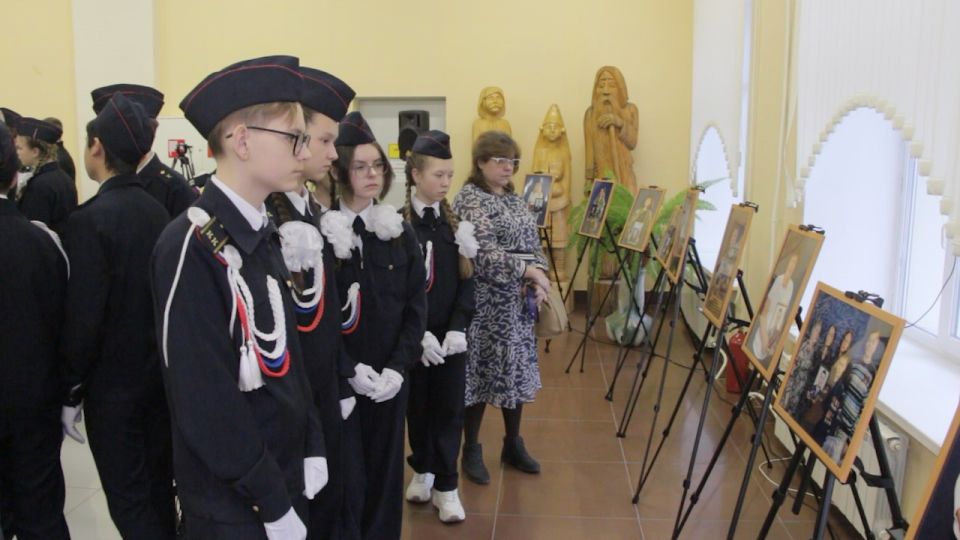 В День Героев Отчества, 9 декабря, в Ульяновске открылась обновленная фотовыставка «Семьи Героев»