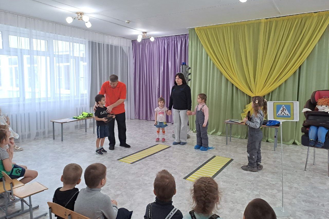 Сотрудники Дирекции безопасности дорожного движения совместно с Лабораторией безопасности провели очень важное занятие для малышей Детского сада № 173 "ЛУЧИК" Сотрудники Дирекции безопасности дорожного движения совместно с Лабораторией безопасности провели очень важное занятие для малышей Детского сада № 173 "ЛУЧИК"