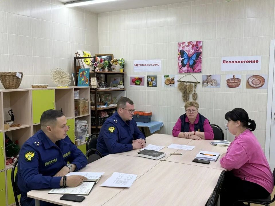 Начальник управления по надзору за исполнением федерального законодательства прокуратуры области Кузяшин Д.В. провел выездной личный прием работников ОГКУ СО МЦР «Подсолнух»
