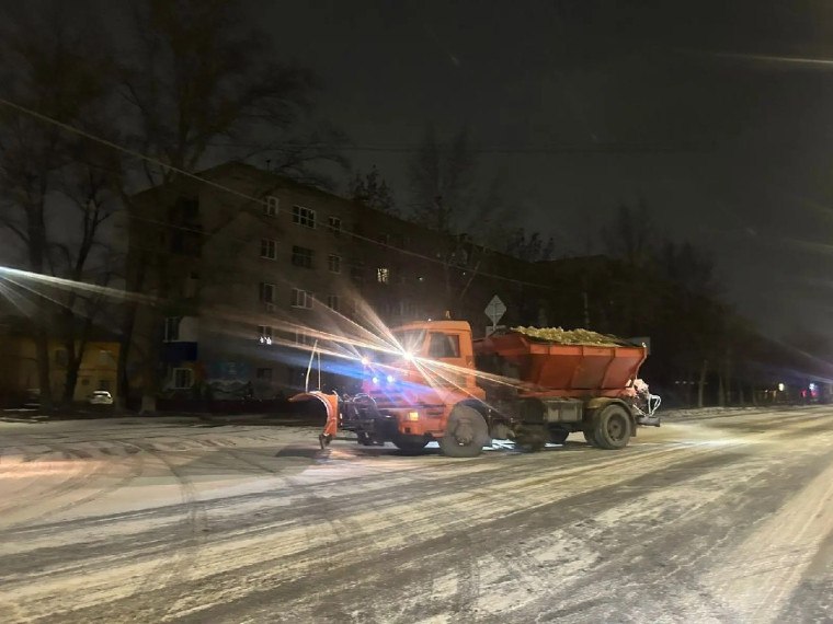 Улицы Ульяновска очищали от снега 28 единиц спецтехники Улицы Ульяновска очищали от снега 28 единиц спецтехники