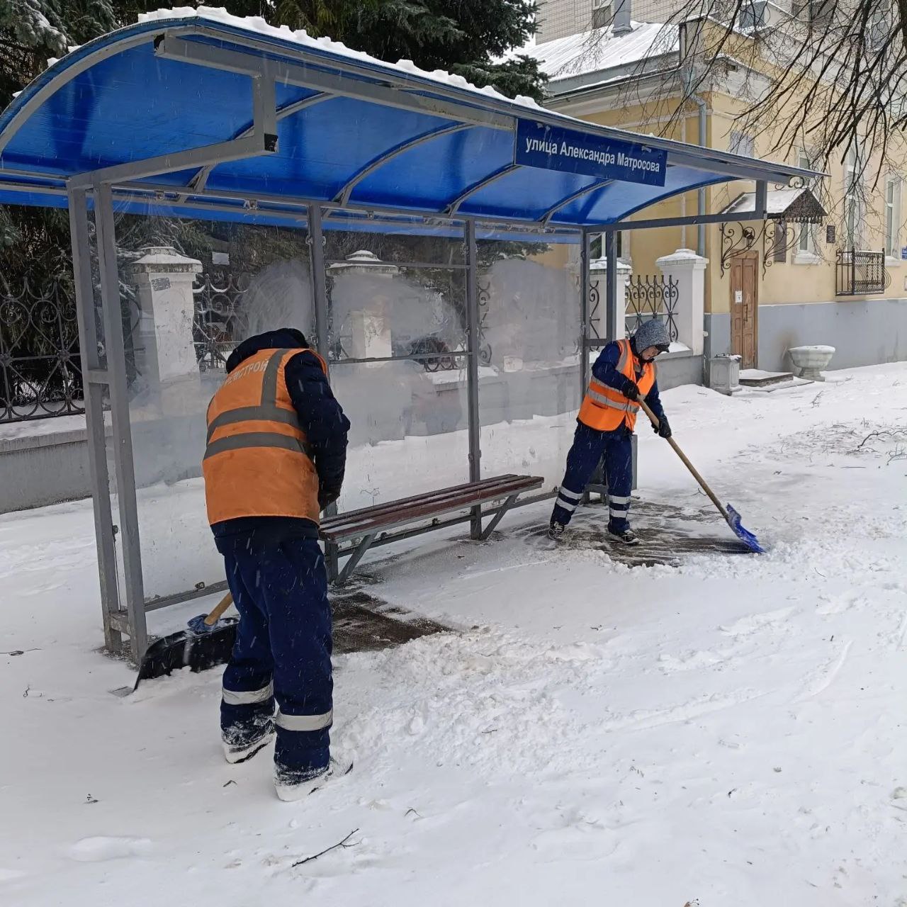 Коммунальные и дорожные службы работают в усиленном режиме, ликвидируя последствия снегопада Коммунальные и дорожные службы работают в усиленном режиме, ликвидируя последствия снегопада