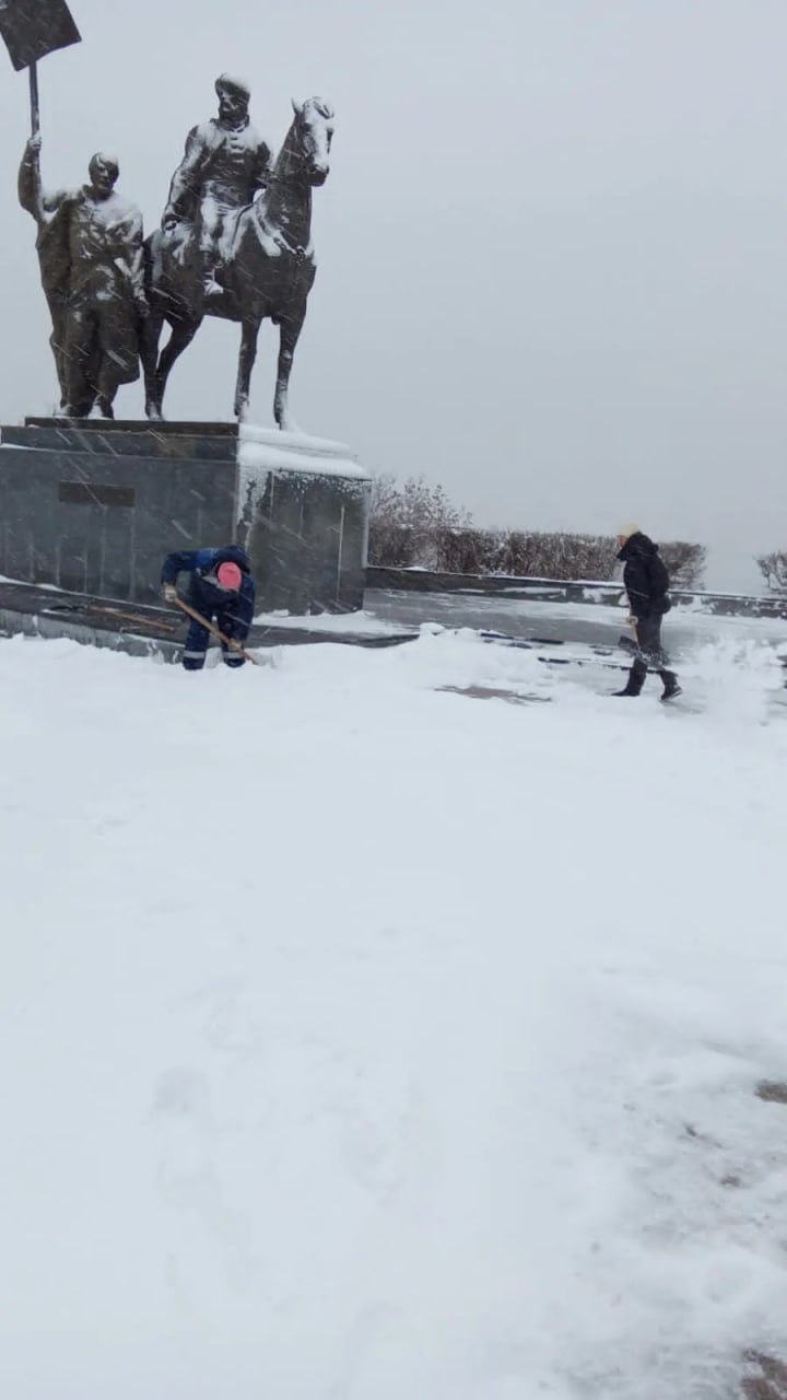 Бригады Городского центра по благоустройству и озеленению с самого начала дня участвуют в борьбе с последствиями снегопада Бригады Городского центра по благоустройству и озеленению с самого начала дня участвуют в борьбе с последствиями снегопада