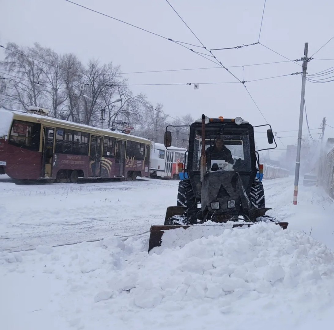 А тем временем в депо также продолжалась уборка первых зимних осадков А тем временем в депо также продолжалась уборка первых зимних осадков