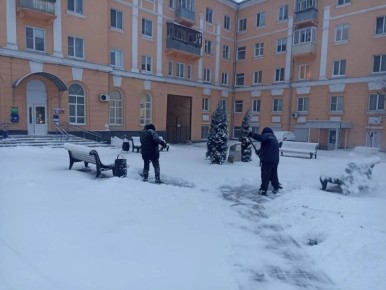 Бригады Городского центра по благоустройству и озеленению с самого начала дня участвуют в борьбе с последствиями снегопада