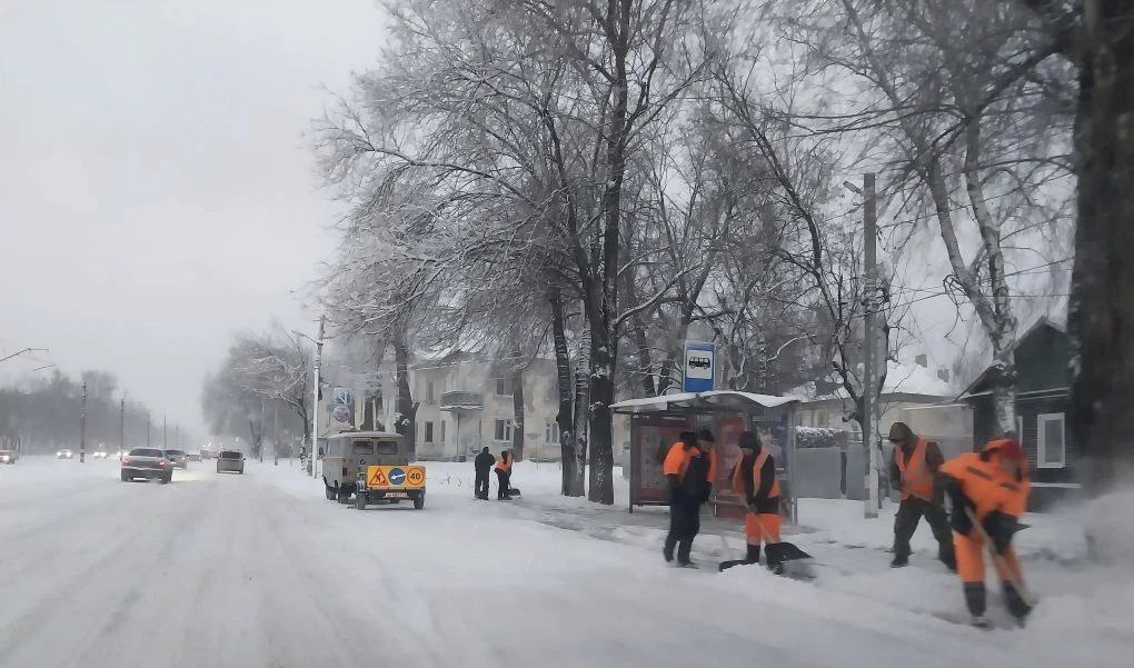 Коммунальные и дорожные службы работают в усиленном режиме, ликвидируя последствия снегопада Коммунальные и дорожные службы работают в усиленном режиме, ликвидируя последствия снегопада