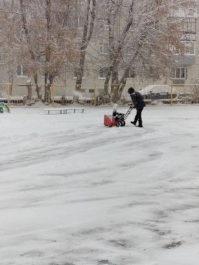 По поручению главы города Александра Болдакина в городе в усиленном режиме проводится уборка снега