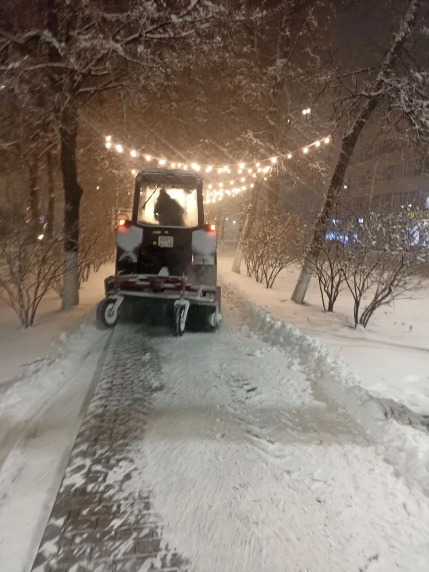 Бригады Городского центра по благоустройству и озеленению с самого начала дня участвуют в борьбе с последствиями снегопада Бригады Городского центра по благоустройству и озеленению с самого начала дня участвуют в борьбе с последствиями снегопада