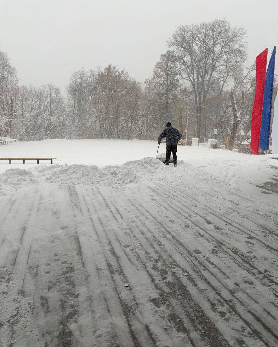 "Зимняя сказка во Владимирском саду: расчищаем тропинки для ваших прогулок!" "Зимняя сказка во Владимирском саду: расчищаем тропинки для ваших прогулок!"