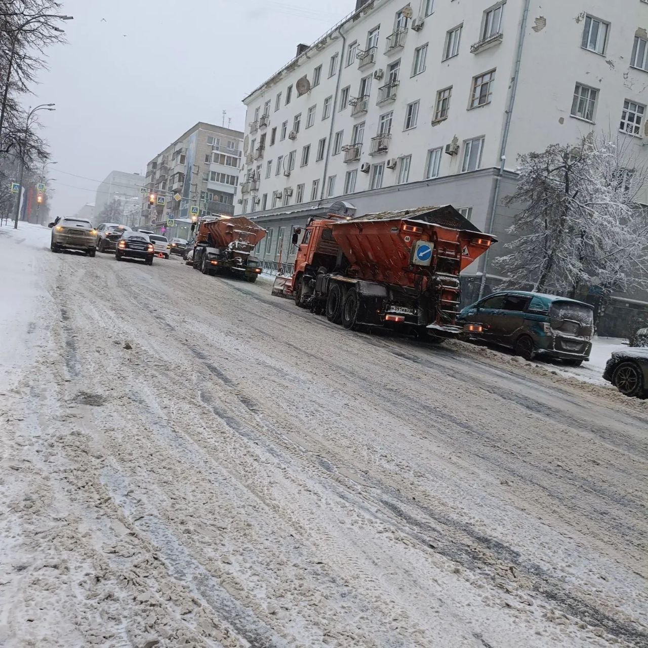 Коммунальные и дорожные службы работают в усиленном режиме, ликвидируя последствия снегопада Коммунальные и дорожные службы работают в усиленном режиме, ликвидируя последствия снегопада