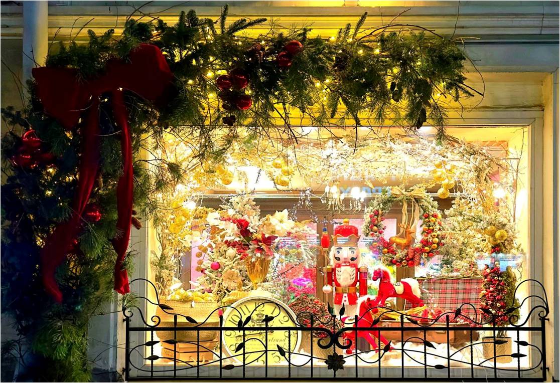 В Ленинском районе Ульяновска бизнес оформляет свои объекты инсталляциями и световыми каскадами В Ленинском районе Ульяновска бизнес оформляет свои объекты инсталляциями и световыми каскадами