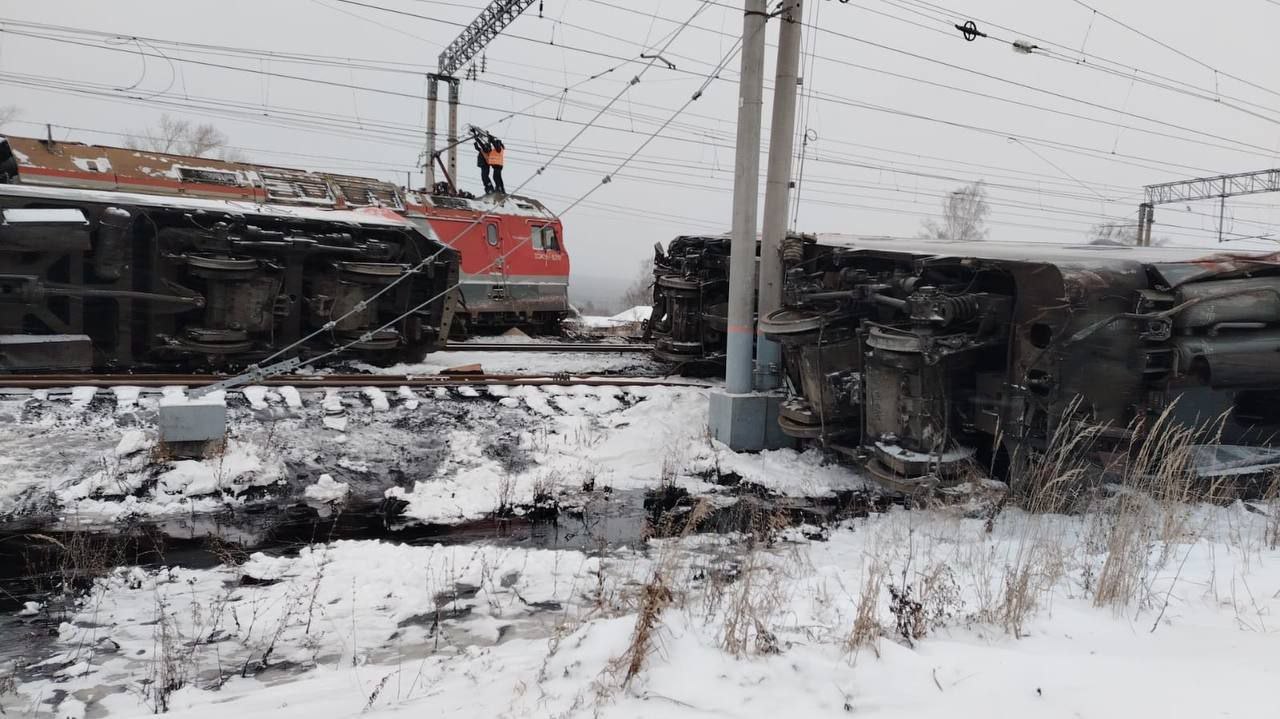 Грузовой поезд и локомотив столкнулись на границе с Ульяновской областью Грузовой поезд и локомотив столкнулись на границе с Ульяновской областью
